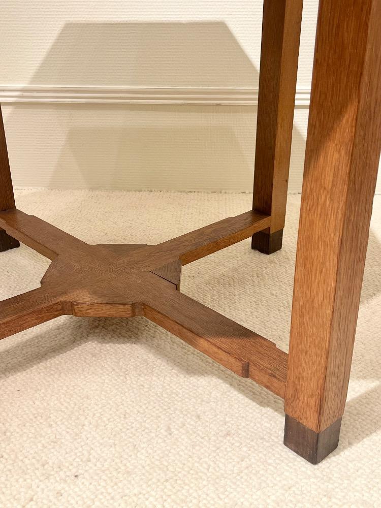 Oak guéridon. Circa 1930-40.