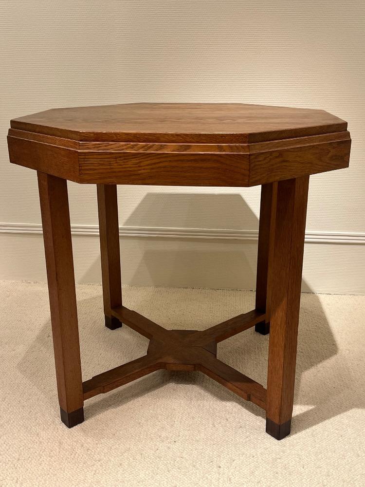Oak guéridon. Circa 1930-40.