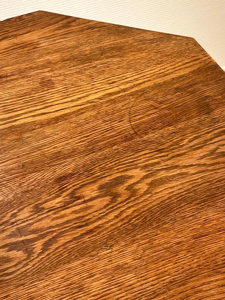 Oak guéridon. Circa 1930-40.